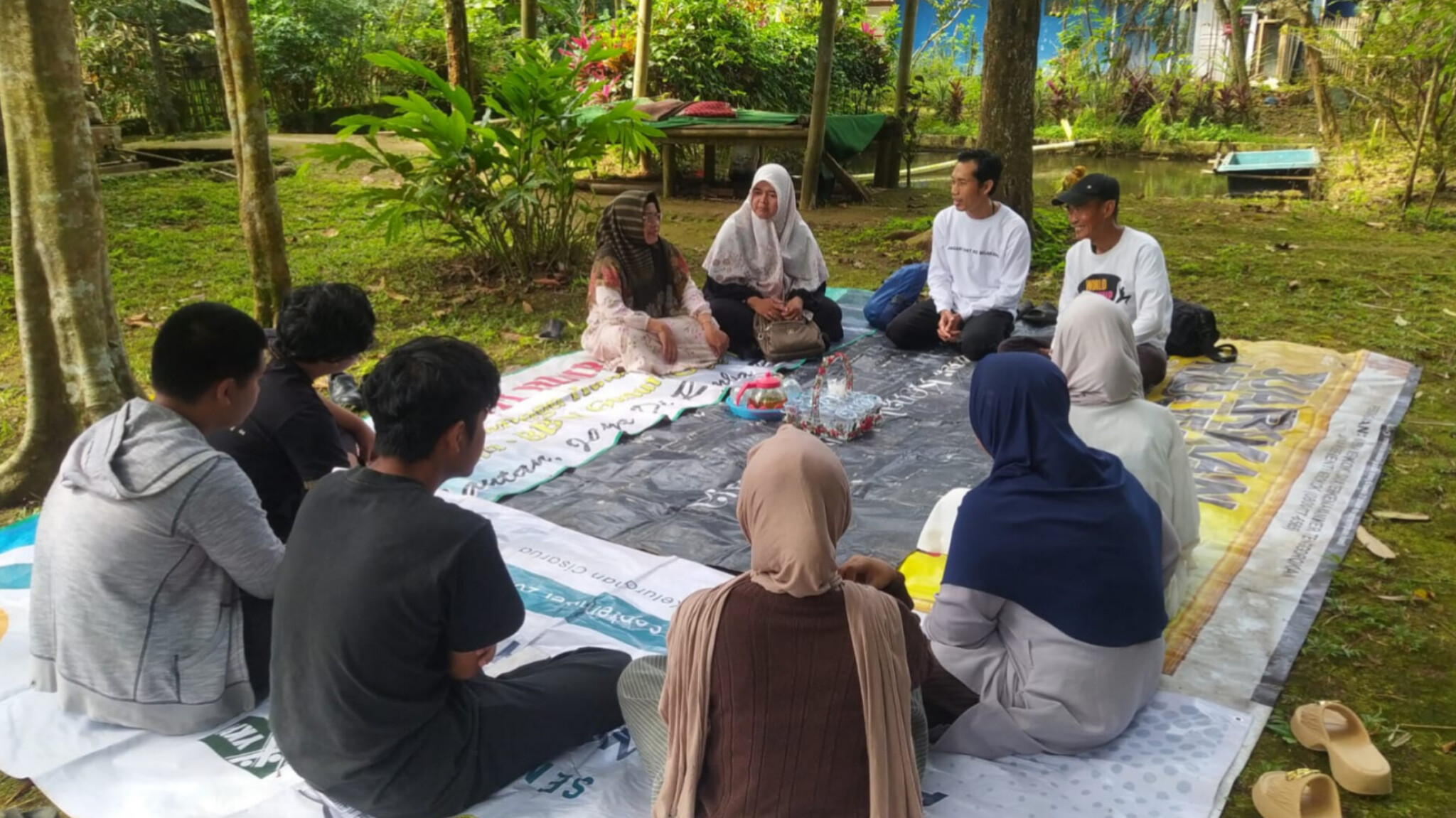 Tim Penyuluh DKP3 Kota Sukabumi dan Perpustakaan Cisarua Kolaborasi Edukasi Peduli Lingkungan dan Penanaman Pohon