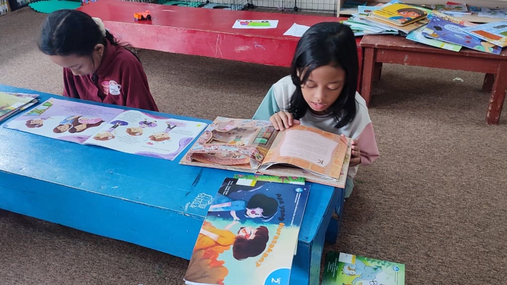 Anak-anak Menikmati Waktu Membaca di Perpustakaan