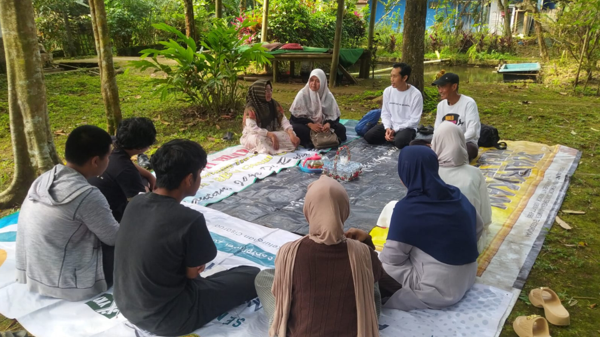 Tim Penyuluh DKP3 Kota Sukabumi dan Perpustakaan Cisarua Kolaborasi Edukasi Peduli Lingkungan dan Penanaman Pohon