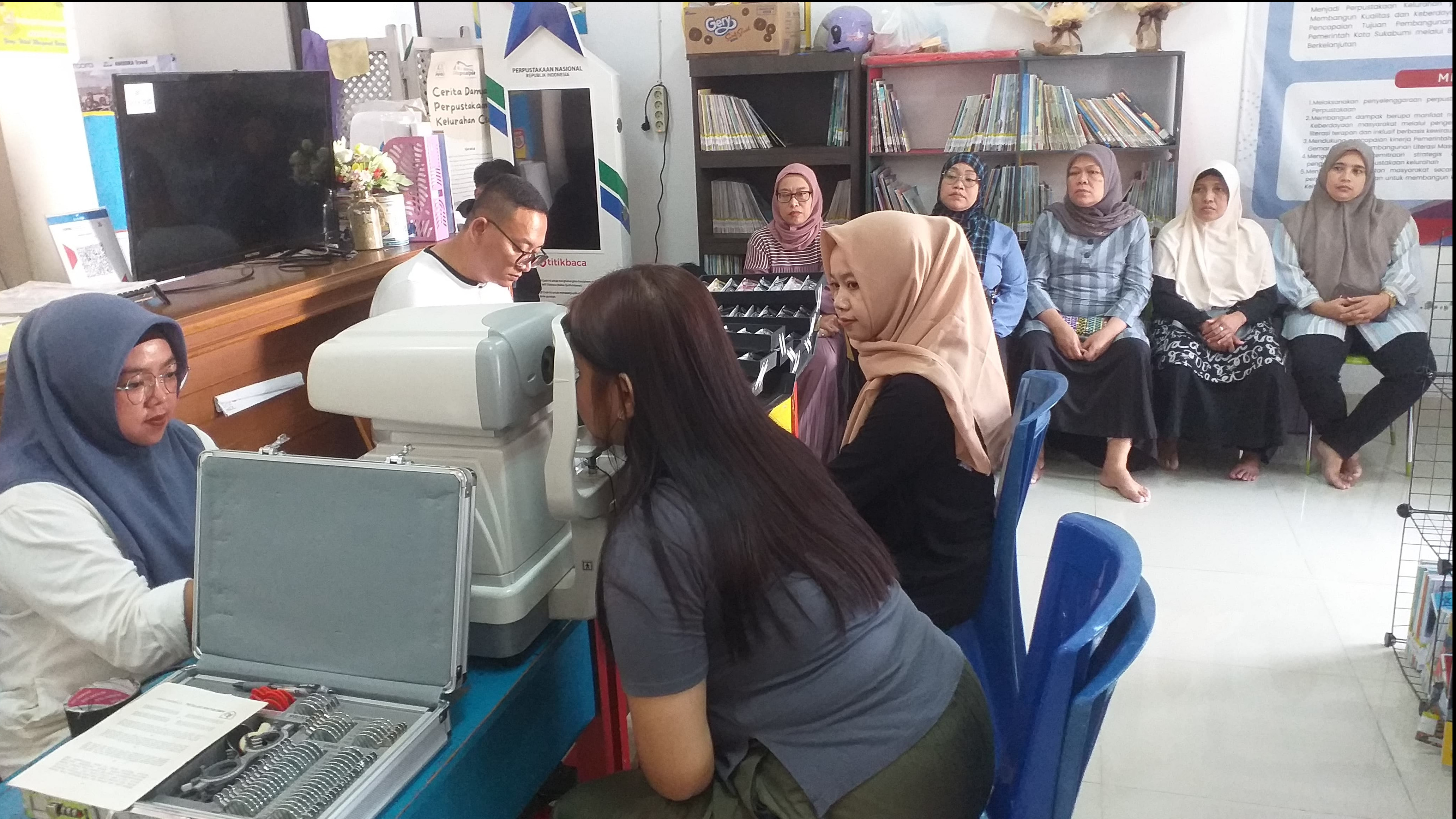 Cegah Gangguan Penglihatan Sejak Dini, Perpustakaan Kelurahan Cisarua dan Rima Optik Gelar Pemeriksaan Mata Gratis