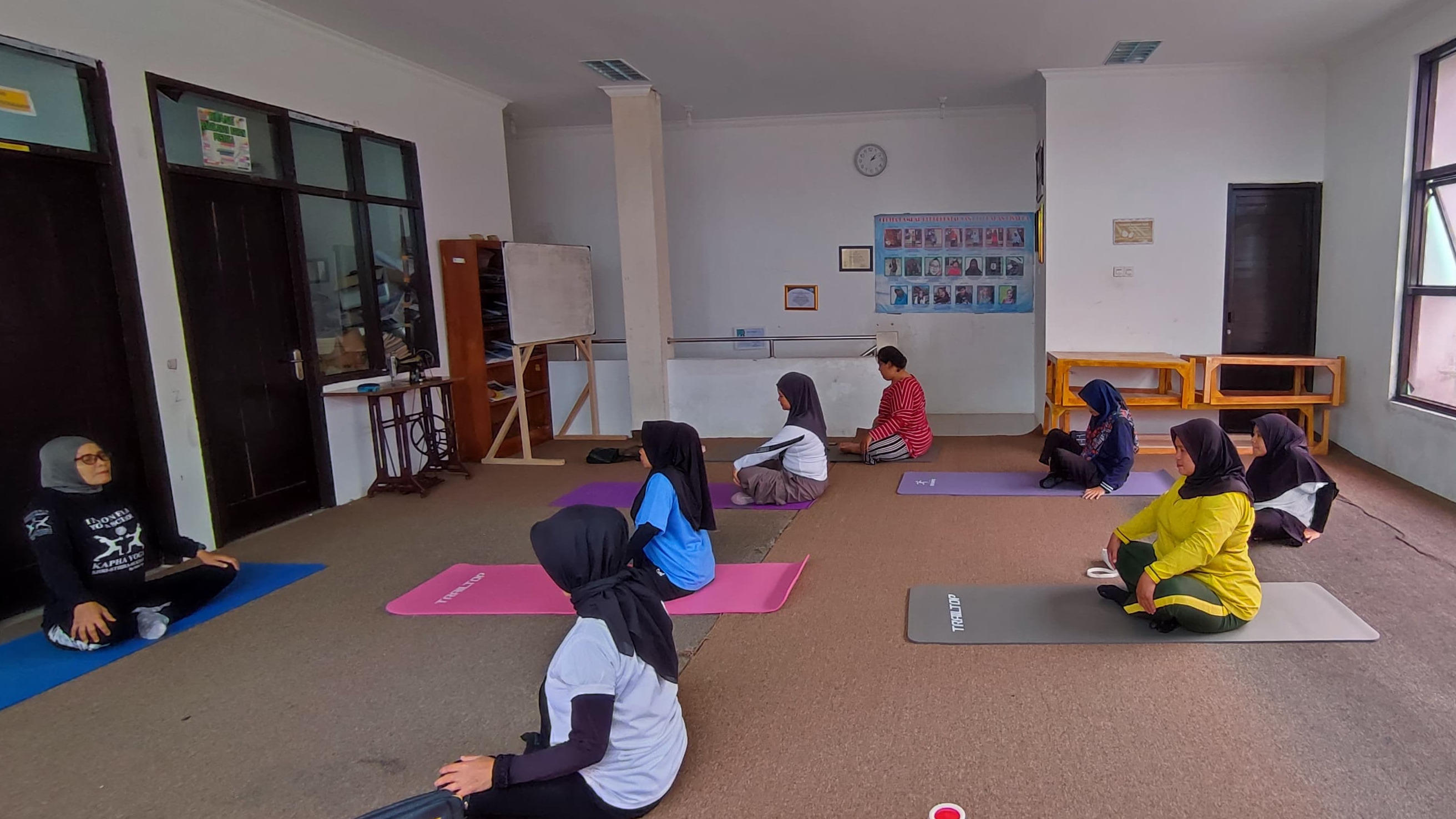 Literasi Sehat untuk Perempuan: Perpustakaan Cisarua Gelar Kelas Yoga Gratis Setiap Jumat