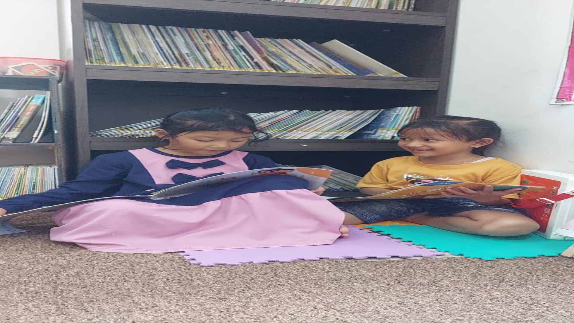 Perpustakaan Kelurahan Cisarua Jadi Rumah Kedua Anak Sekolah